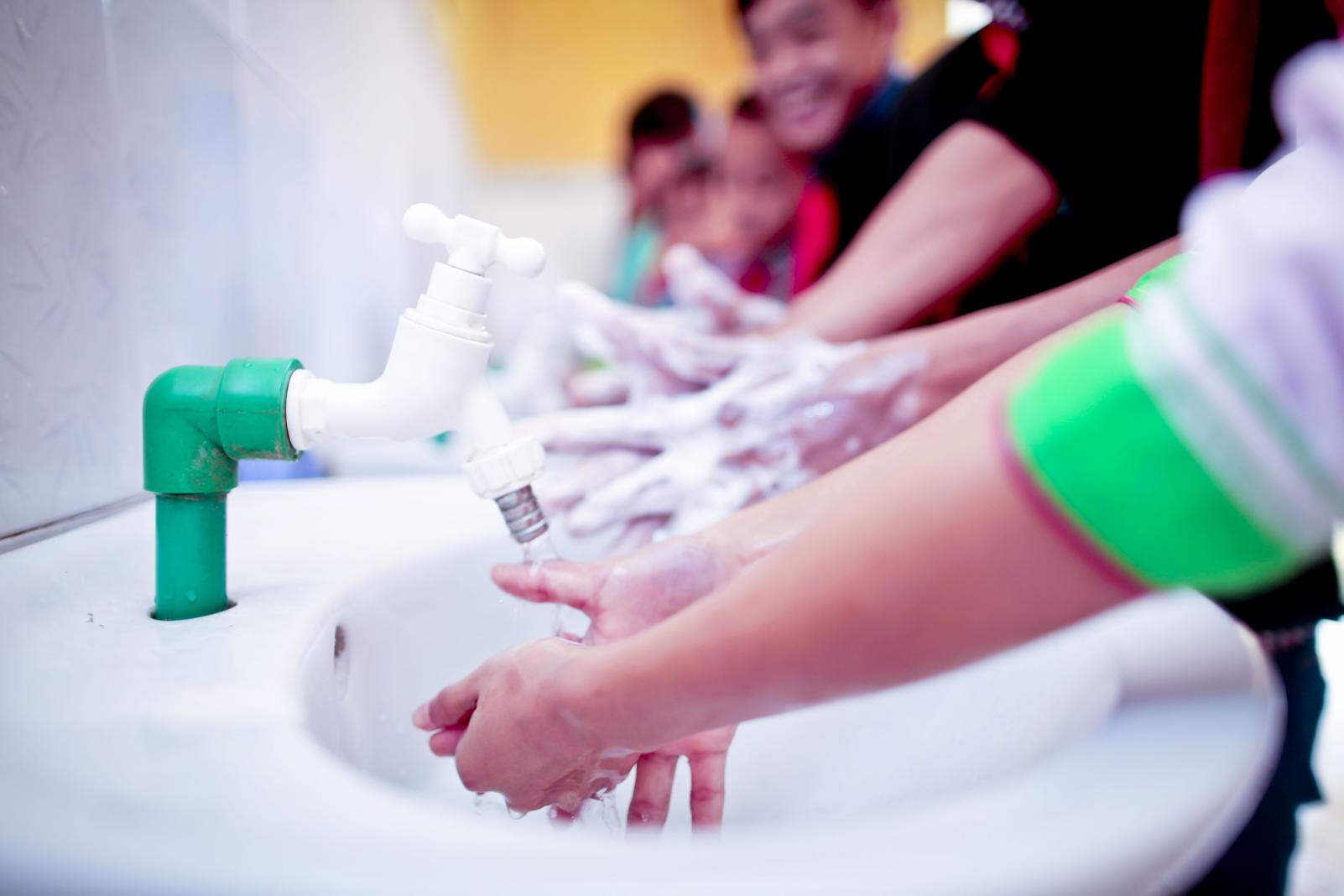 Niños lavándose las manos. FOTO: UNICEF