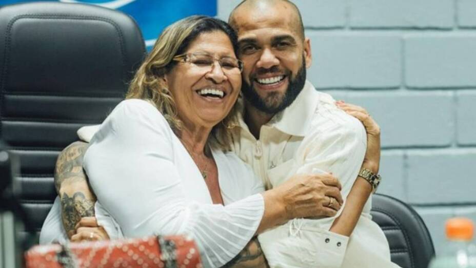 Dani Alves, con su madre, en una foto de su cuenta de Instagram.
