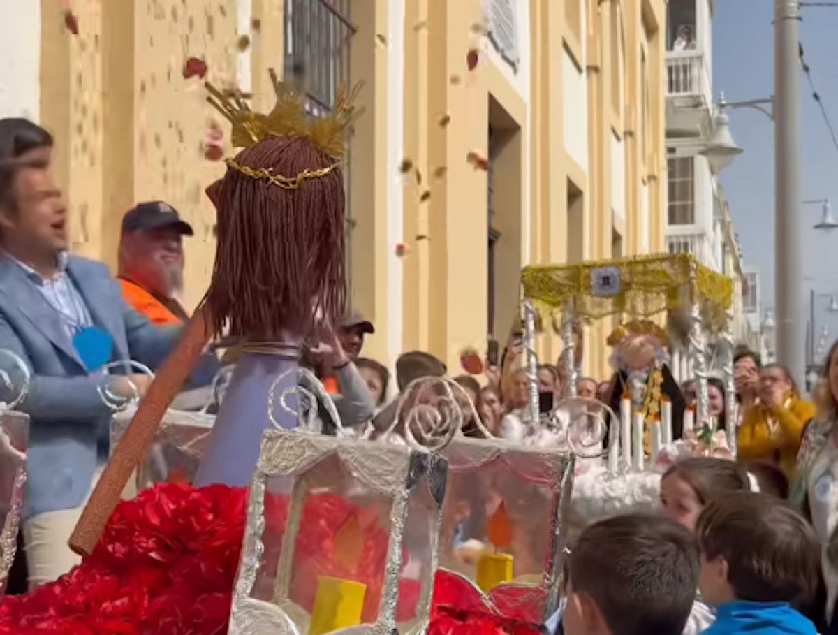 Impresionante procesión de Semana Santa preparada por un colegio de San Fernando.