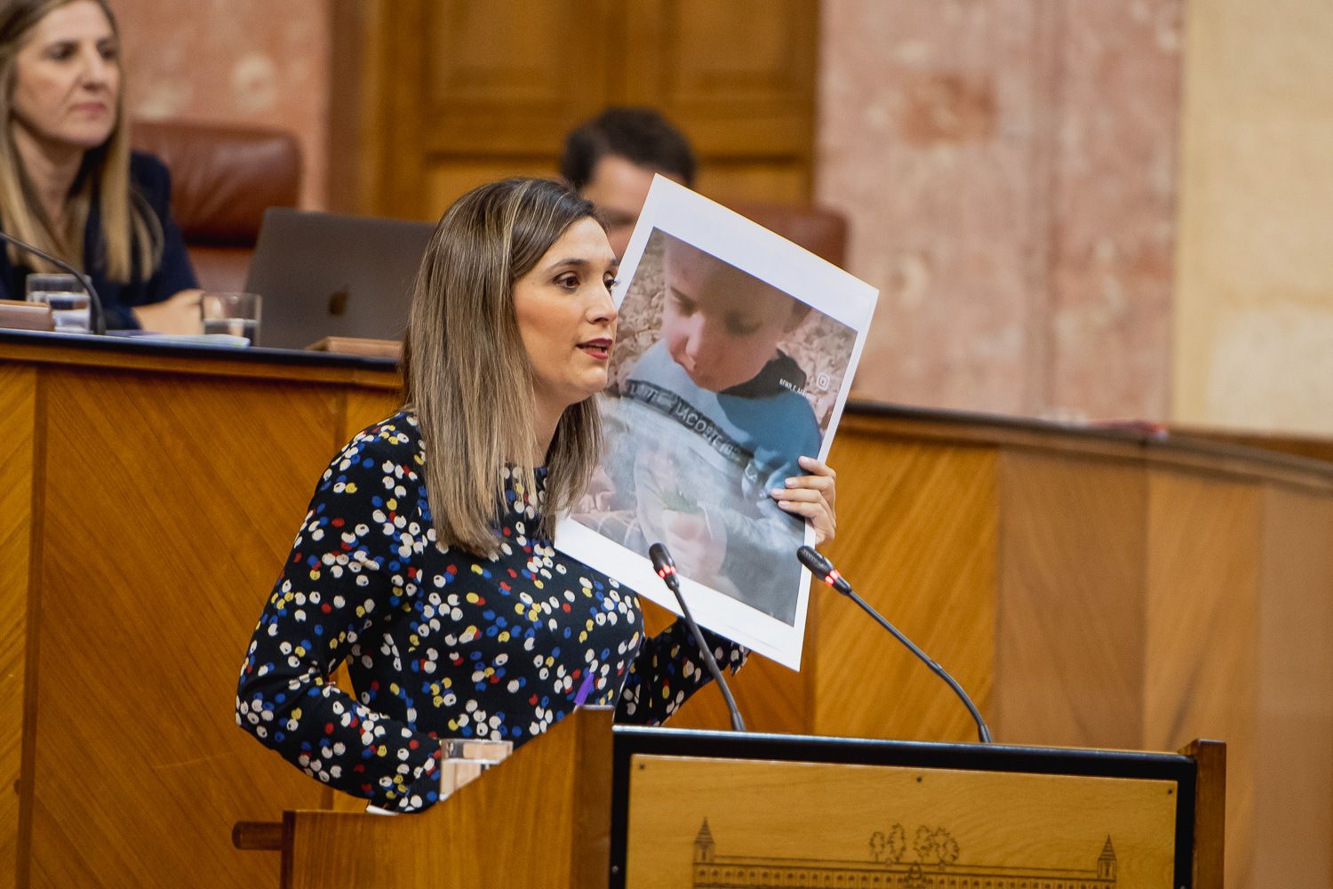 María Márquez, del PSOE, con la imagen de un niño palestino durante el debate en el Parlamento.