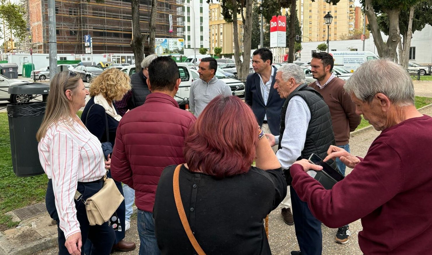 Las obras de la Asunción vuelven al Parlamento andaluz. Visita del parlamentario y concejales del PSOE a la barriada.