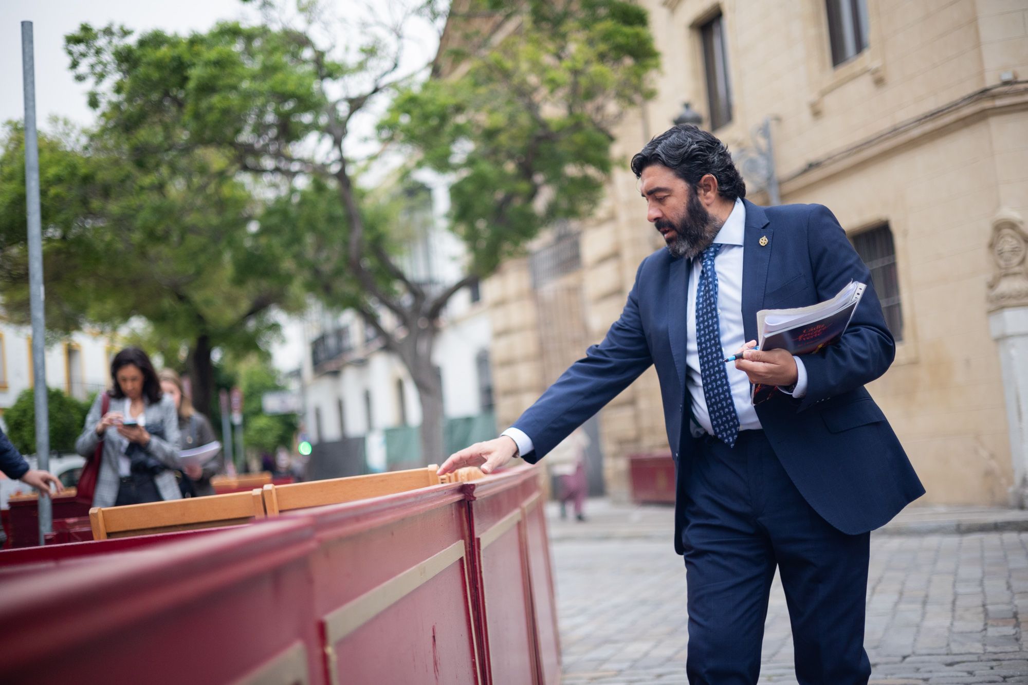 El presidente revisando las instalaciones de palcos antes de la pasada Semana Santa.  