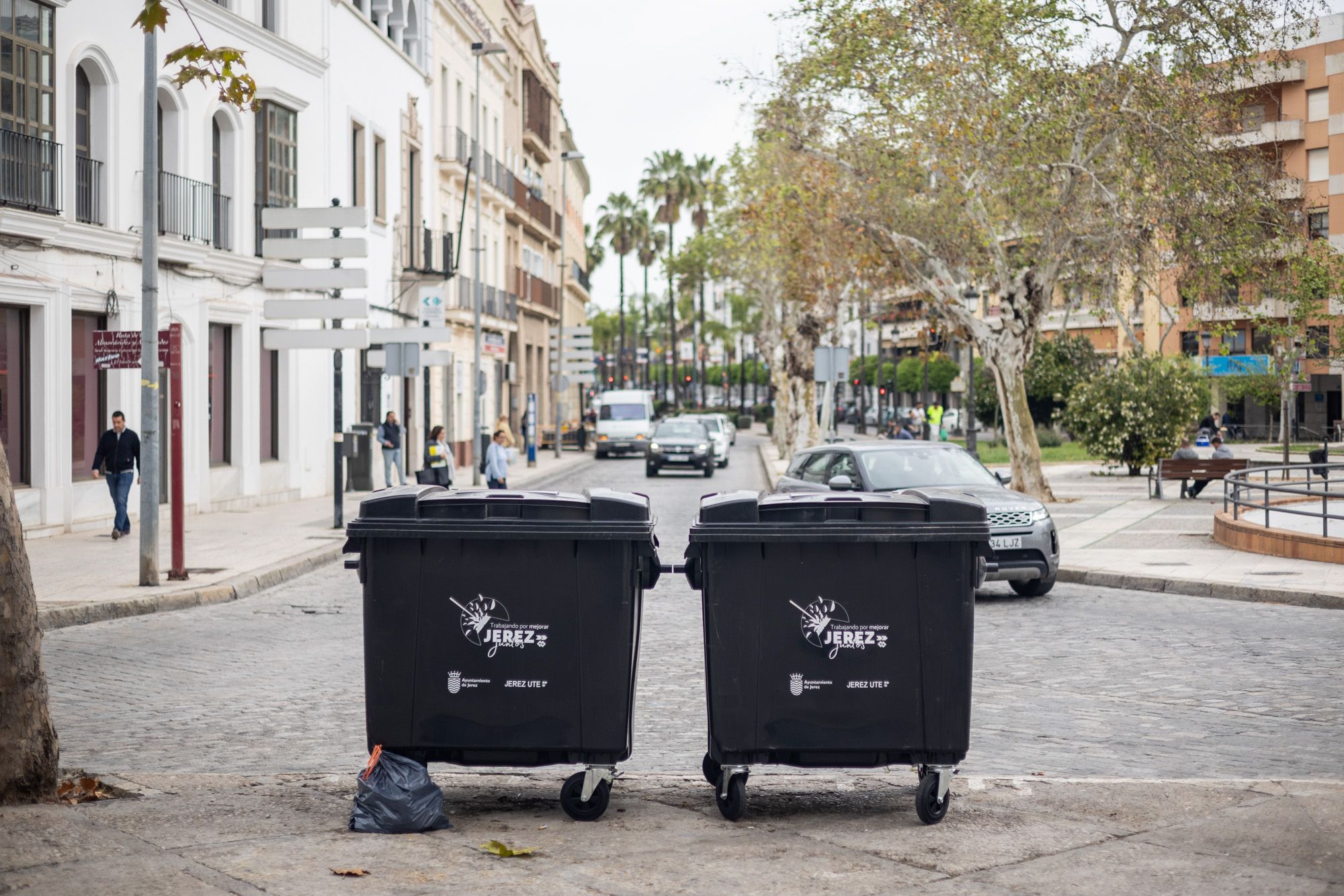 Dos contenedores de basura en el centro de Jerez, en una imagen de archivo.