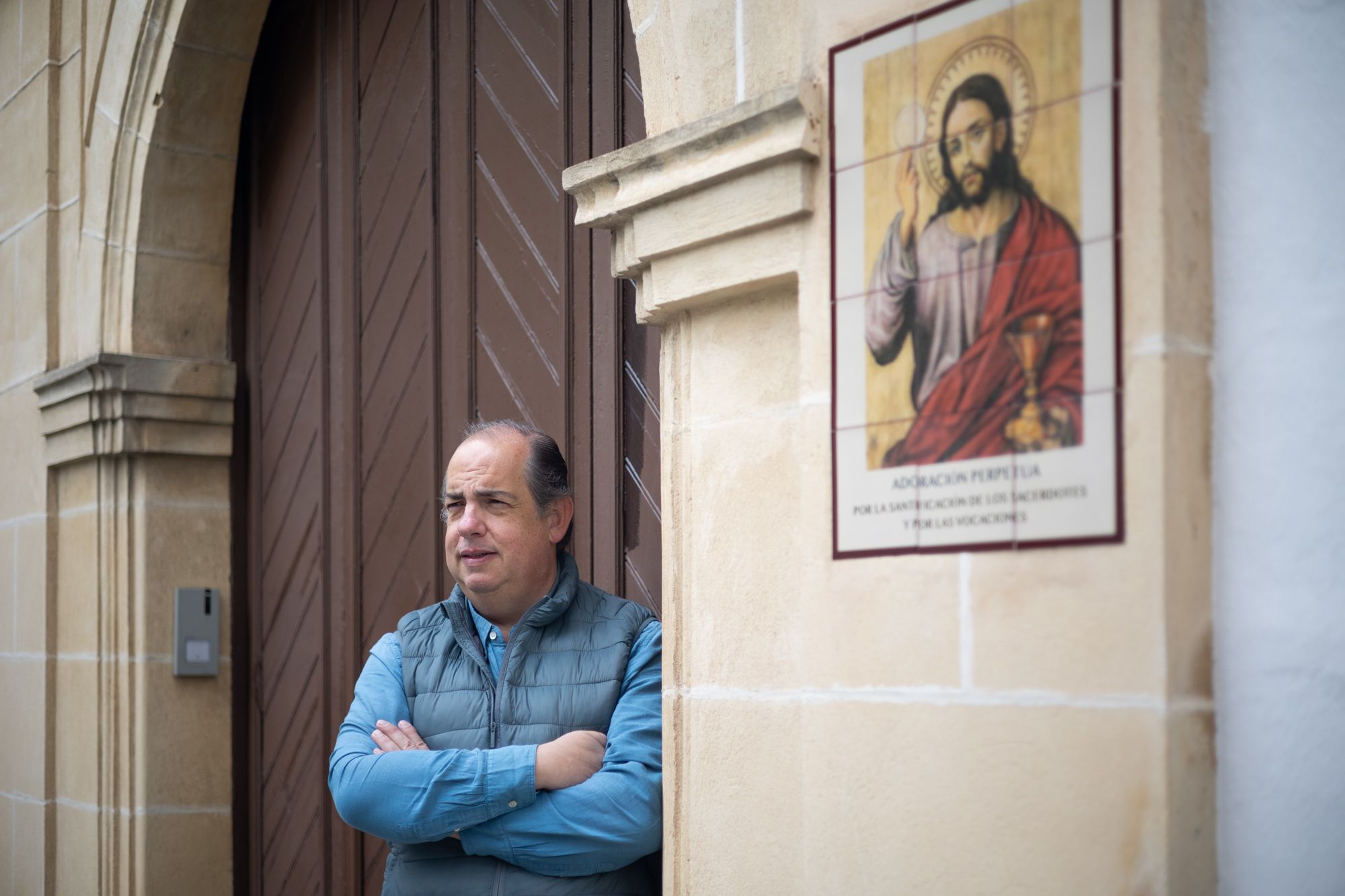 Eugenio Camacho delante de la puerta del convento de las Mínimas.