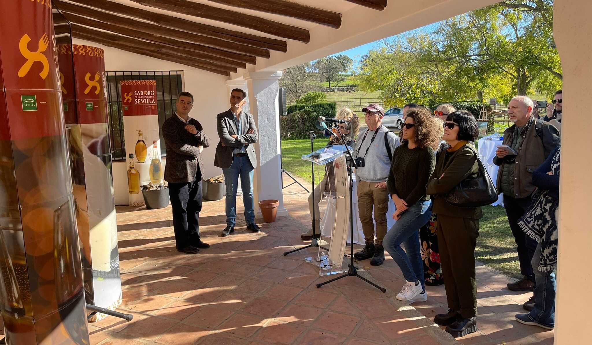 El vicepresidente de Prodetur, Rodrigo Rodríguez Hans, y el alcalde de El Pedroso, Sergio Vela, en un acto sobre turismo en la provincia de Sevilla.