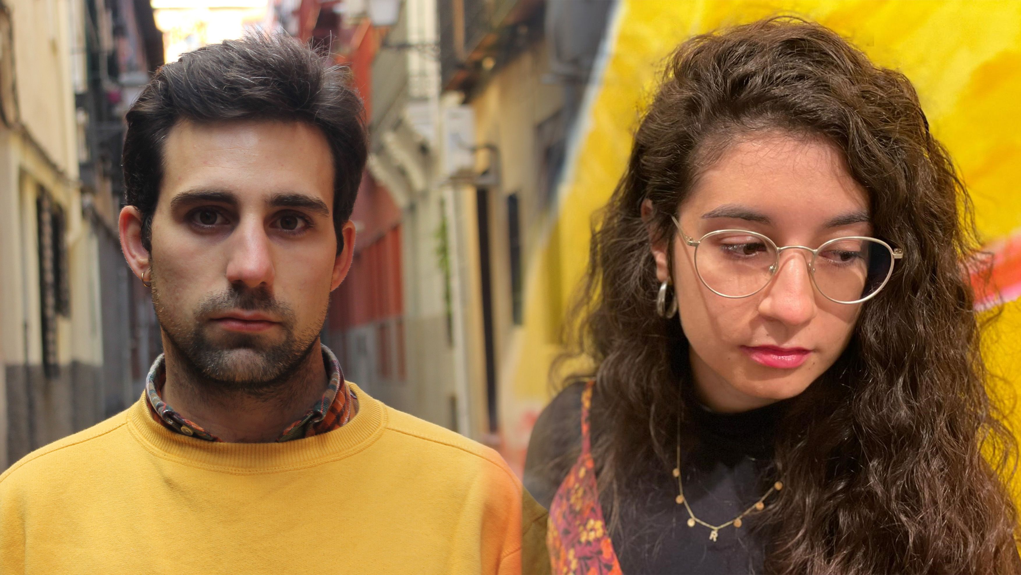 Los poetas sevillanos Juan Gallego Benot y Rosa Berbel.  FOTOS: PABLO CALDERA/JOSÉ GUERRERO