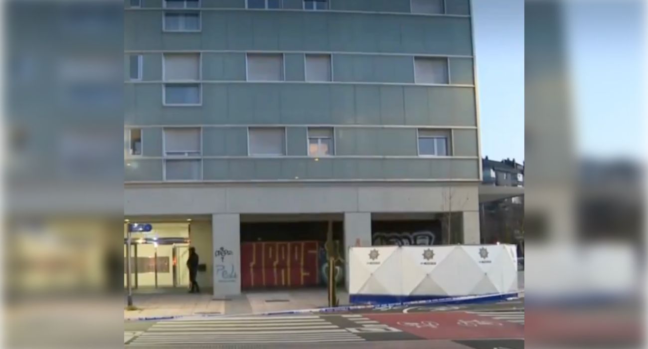 Imagen del edificio donde ha tenido lugar el trágico suceso tras caer un bebé desde un quinto piso.