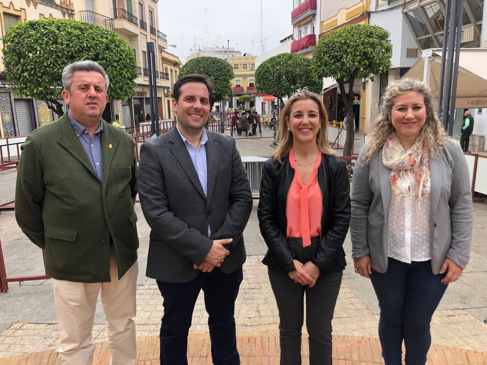 Manuel Pérez y Enrique Ruiz, del Consejo, con Ana Isabel jiménez, alcaldesa de Alcalá, y Rocío Bastida, delegada de Fiestas Mayores.