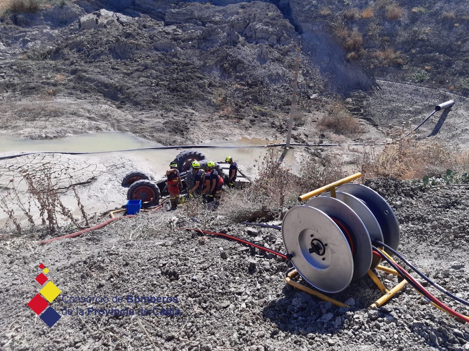 Así quedó volcado el tractor. 