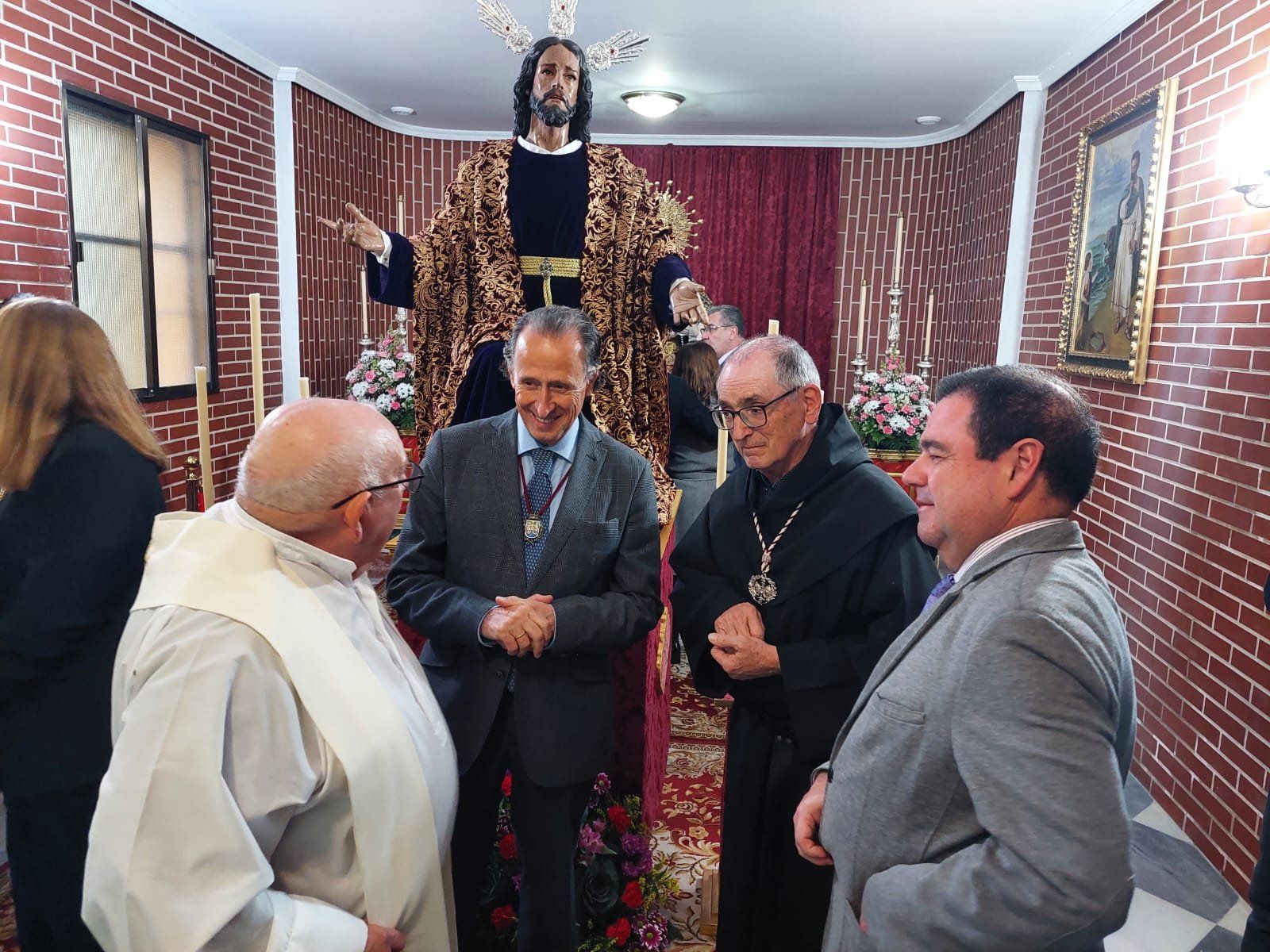 Chiclana lista para  Semana Santa. El alcalde y consejeros cofrades ante el Señor de la Paz.