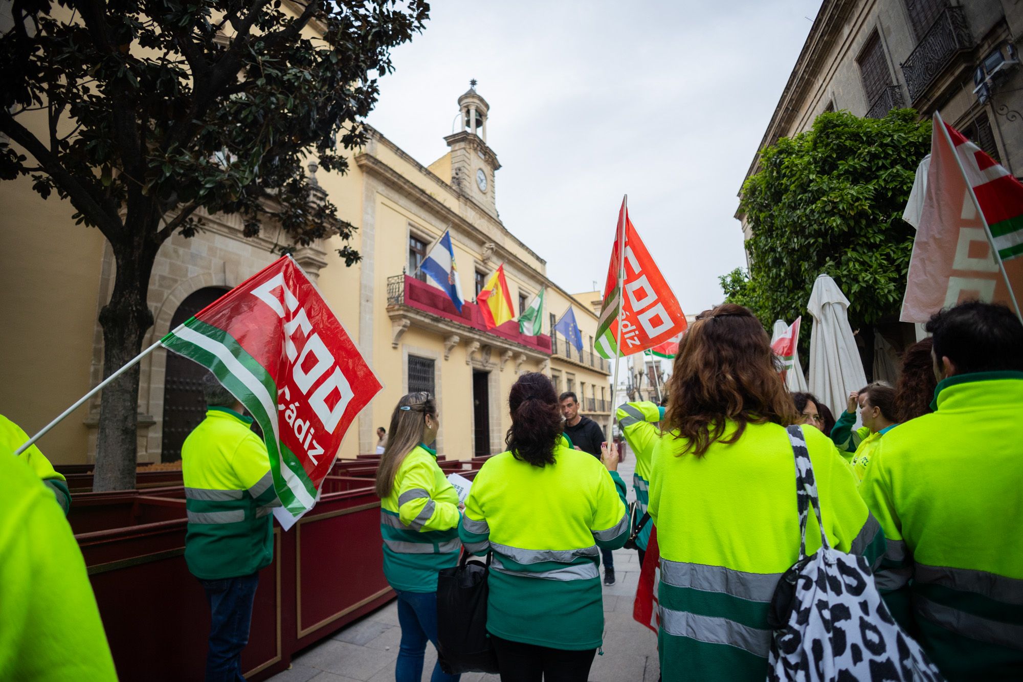 Trabajadores de Las Calandrias, protestando frente al pleno de Jerez.