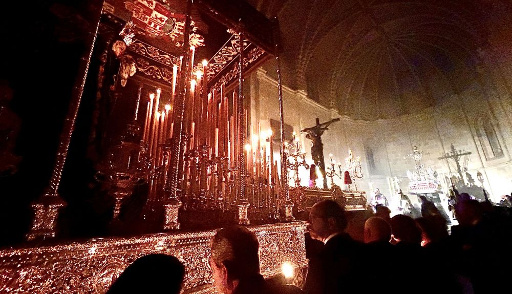 Los pasos De la Vera Cruz tras el traslado del crucificado a su paso en San Juan de los Caballeros. 