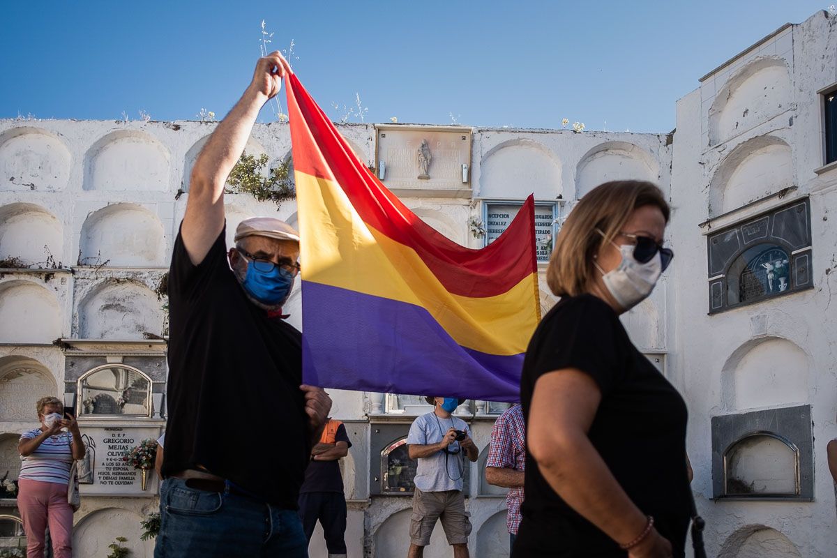 Bandera republicana en un acto reciente en la reanudación de los trabajos en las fosas de Jimena. FOTO: MANU GARCíA