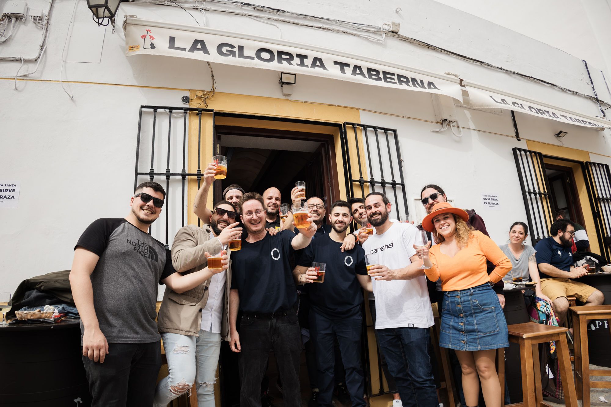 El equipo de La Gloria Taberna a las puertas del local el día de la apertura.