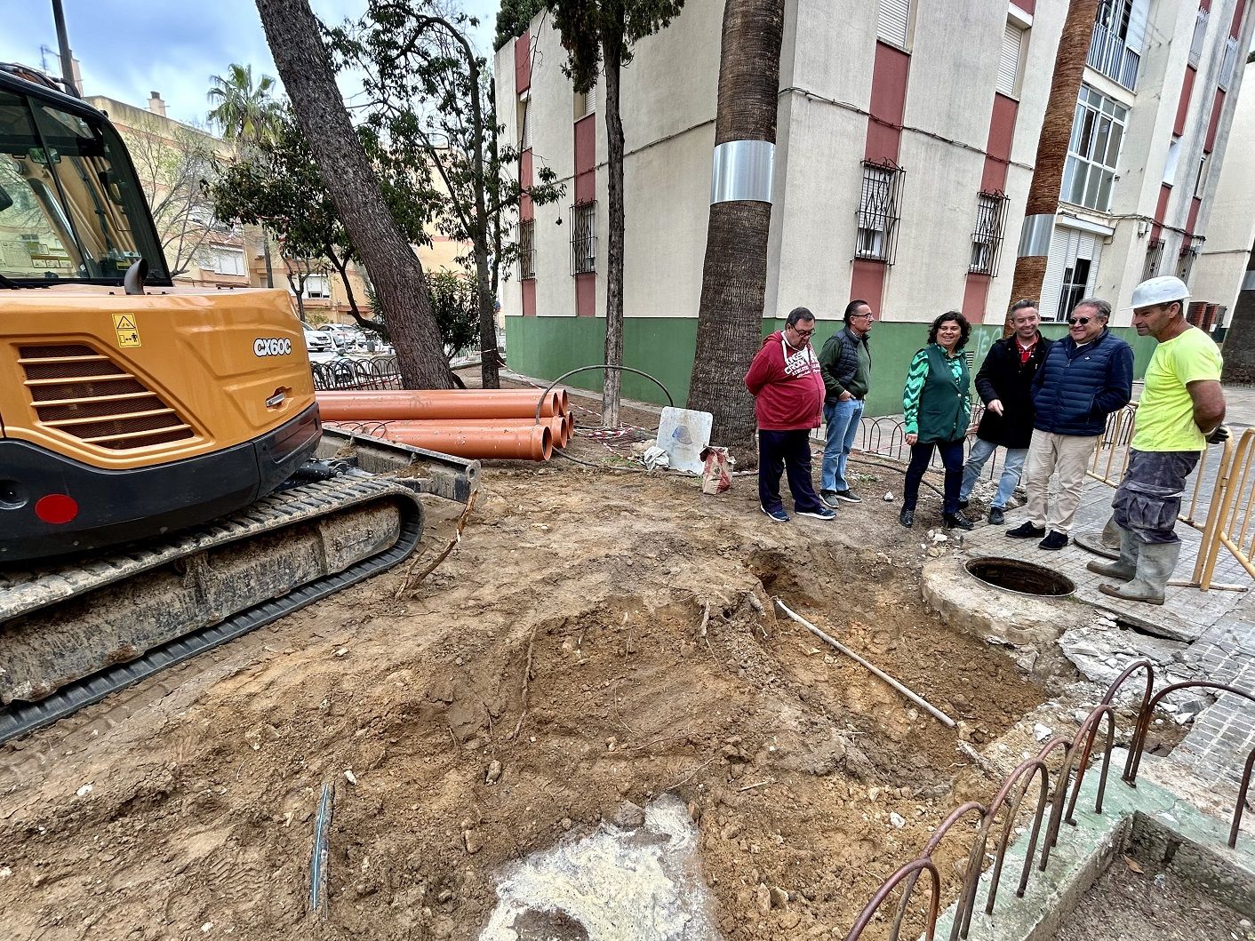 Alvarez visitando una de las obras de saneamiento. 