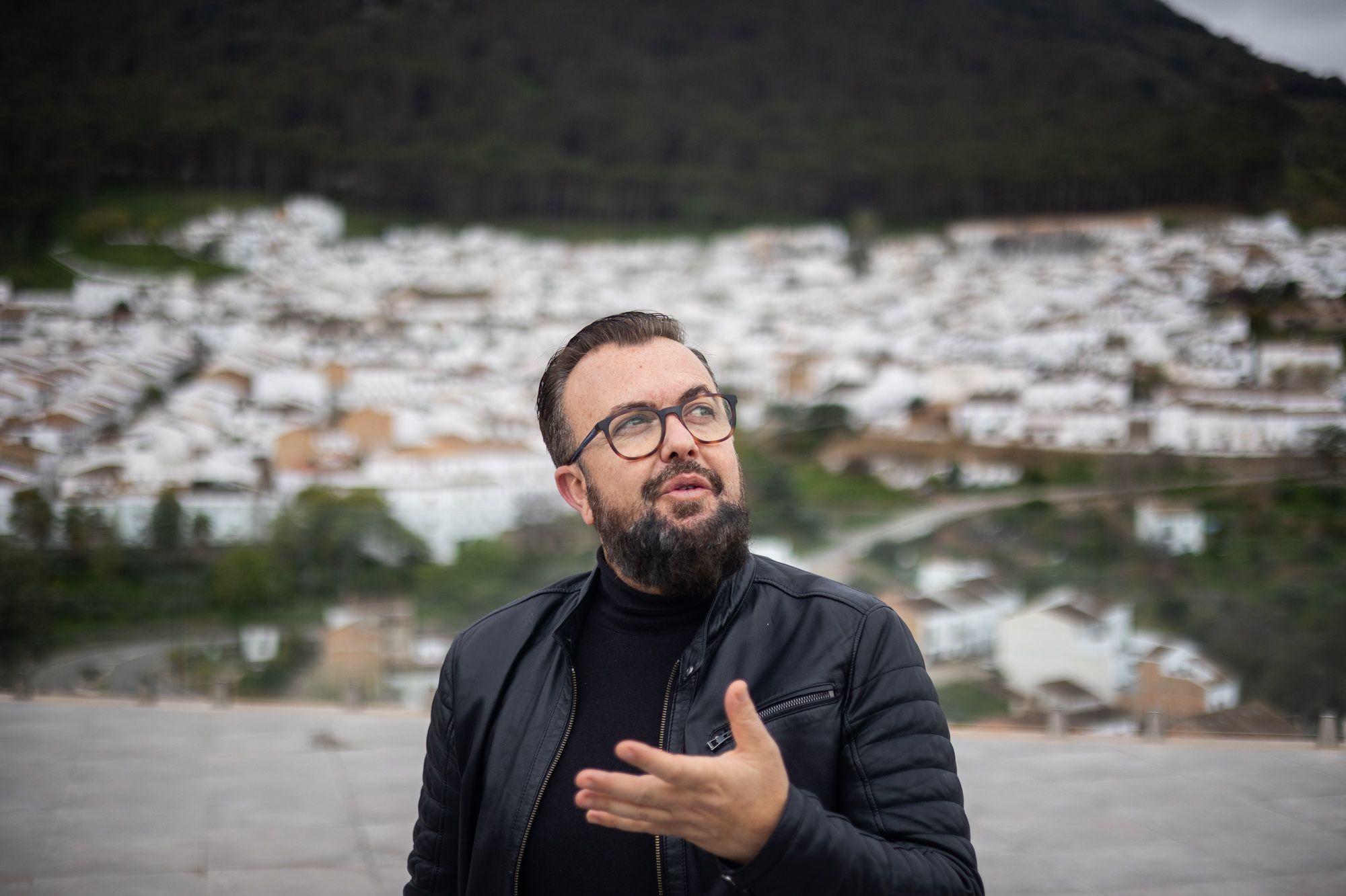 José Antonio Morales, en la terraza de La Piscina, con El Gastor al fondo.
