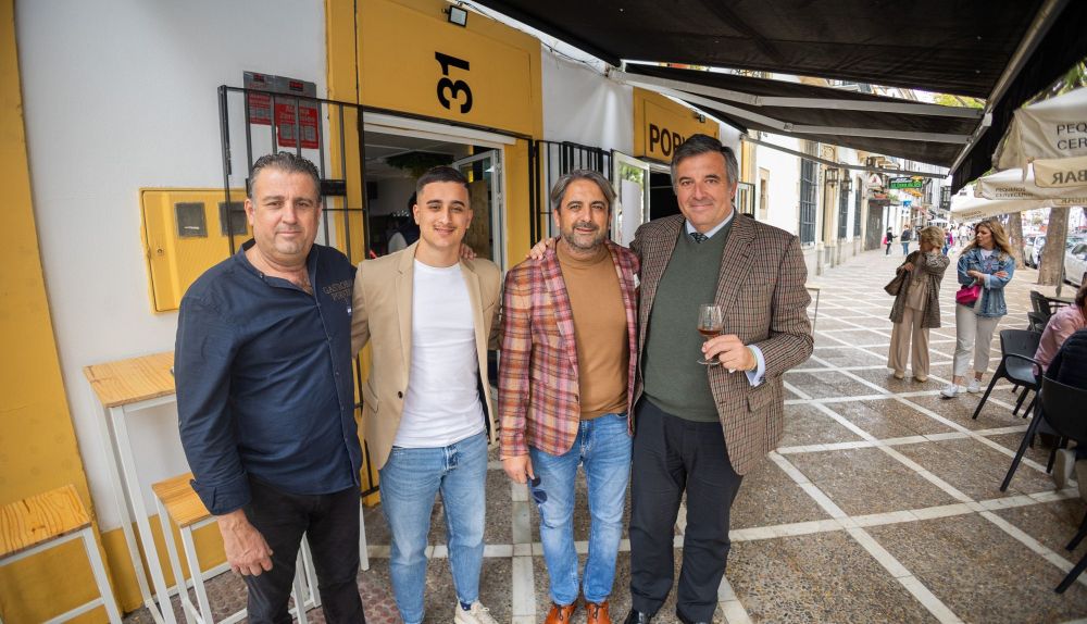 Mario Jaén, dueño del gastrobar, y David Soto, encargado, acompañados de amigos en el día de la apertura.