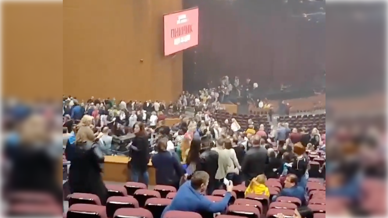 Momento del ataque terrorista en una sala de conciertos de la capital rusa.