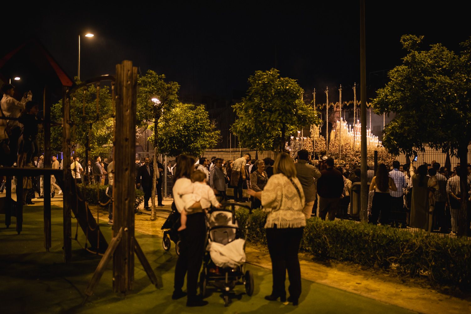 Una familia, en Sevilla, que cierra parques públicos este Domingo de Ramos.