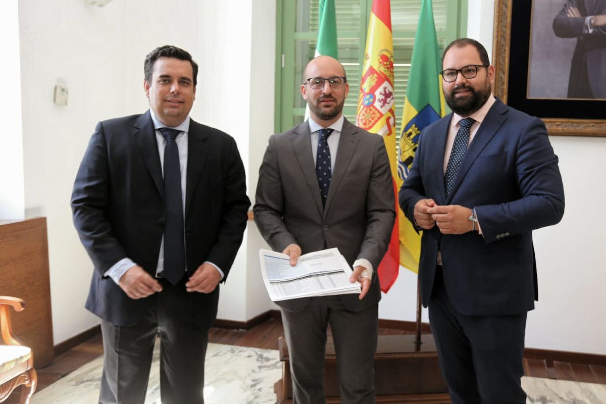 El alcade portuense Germán Beardo junto al portavoz municipal, Javier Bello y el delegado de Mantenimiento Urbano, Curro Martínez en la presentación del borrador de los Presupuestos.