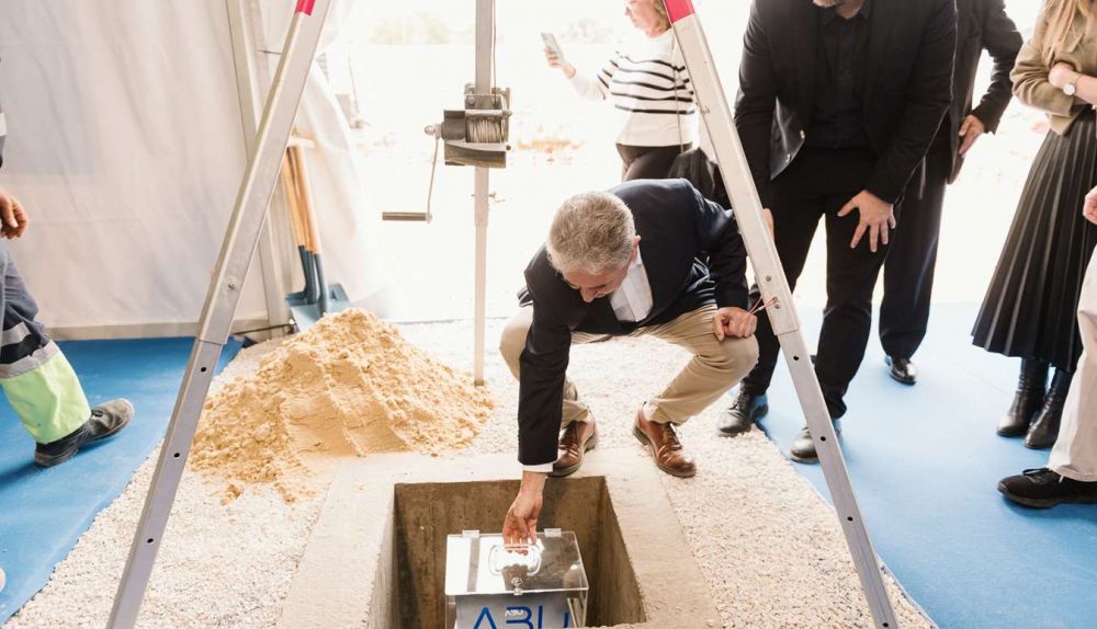 Colocación de la primera piedra de la Torre Abu de Cádiz.