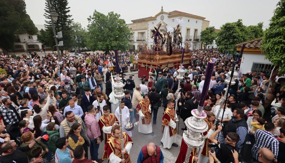 Proponen adelantar las salidas del domingo en Jerez ante la previsión de lluvias. Salida de la Entrega con la plaza abarrotada.