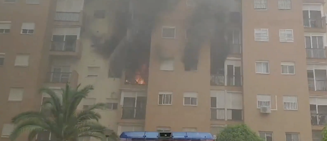 Incendio desatado en Sevilla Este.
