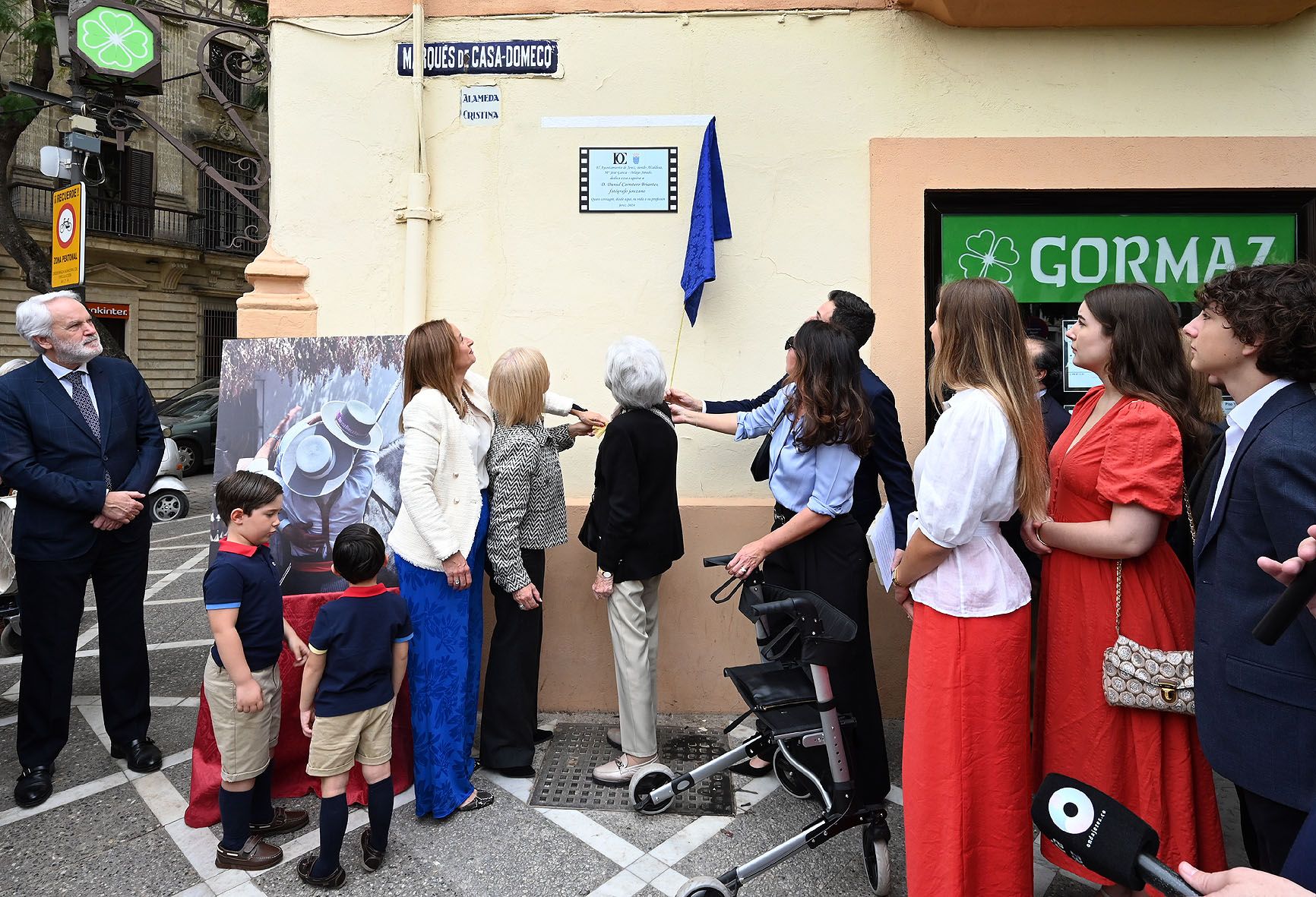 Un momento de la inauguración del azulejo en memoria del fotógrafo Daniel Carretero.