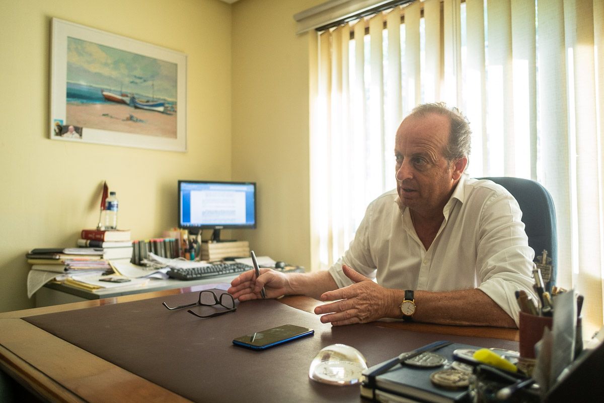 Marcos Camacho O'Neale, en su despacho, durante la entrevista. FOTO: MANU GARCÍA