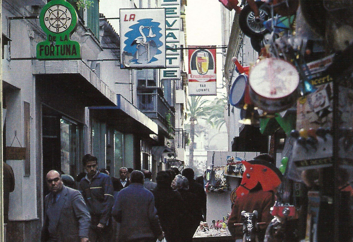 La calle Levante a finales de los ochenta. La Rueda de la Fortuna en el local de la segunda lechería. Fuente: Curiosidades de Jerez (Facebook)
