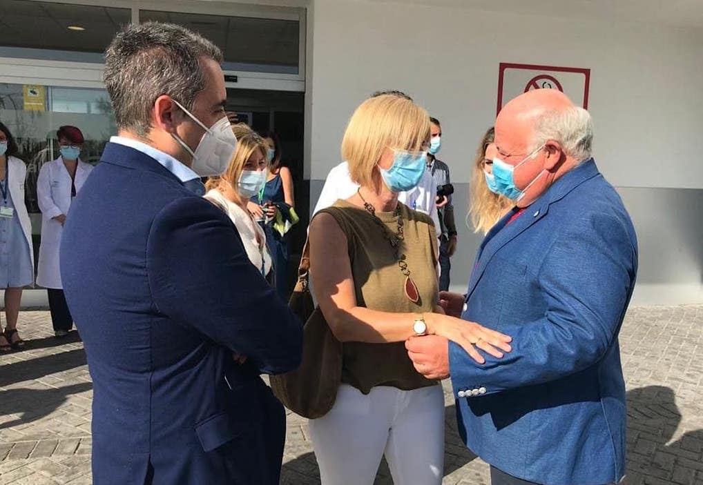 Saldaña, Pelayo y Aguirre, a las puertas del Hospital de Jerez, el pasado martes. FOTO: PP JEREZ