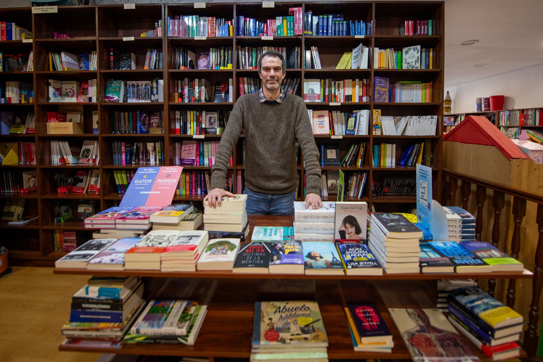 Juan García, 40 años en la librería Plastilina, en Cádiz. 