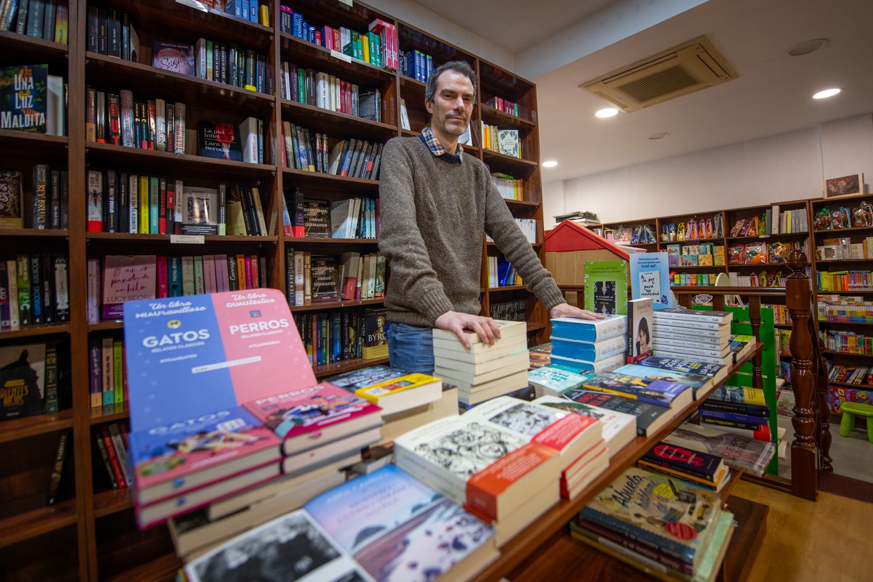 Juan Garcia en la librería, tras la charla con este periódico. 