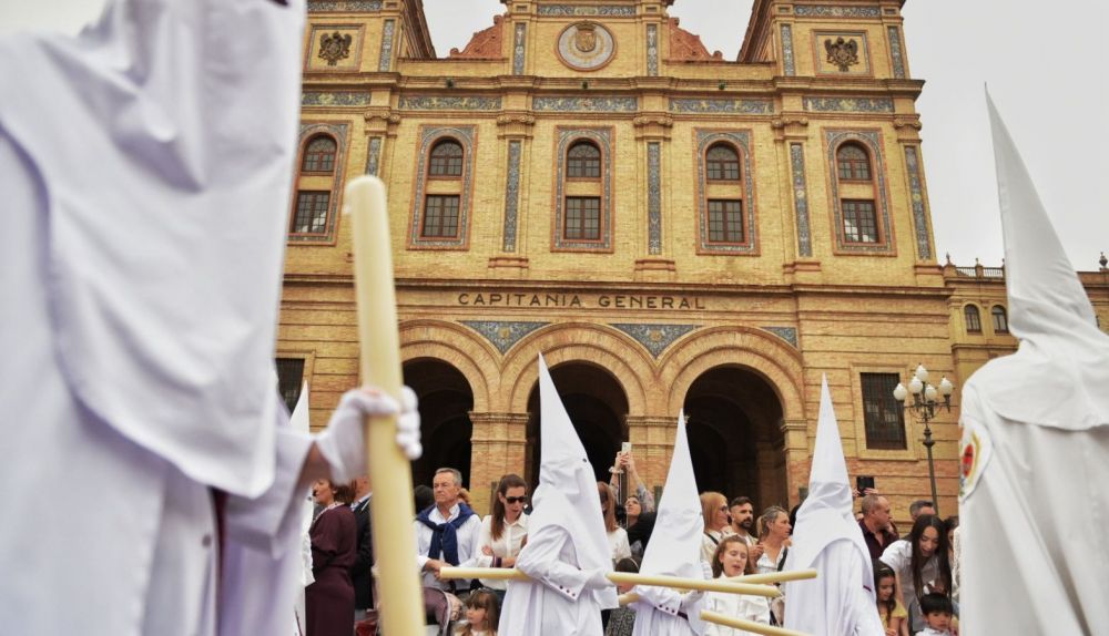 La Hermandad de La Paz da la vuelta en La Borbolla, en imágenes. | Domingo de Ramos en Sevilla 2024