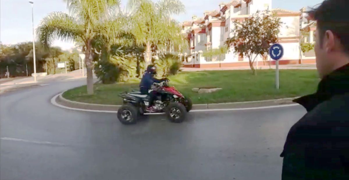 Un momento de una de esas carreras a pleno día. FOTO: Vecinos La Jara