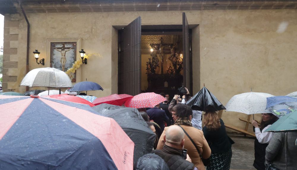 Paraguas en la puerta de ermita de Guia.