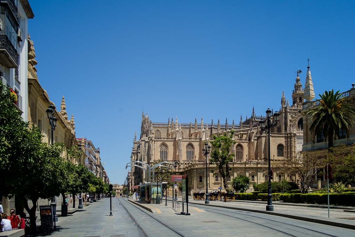 Avenida de la Constitución de Sevilla, con la Catedral y la Giralda.