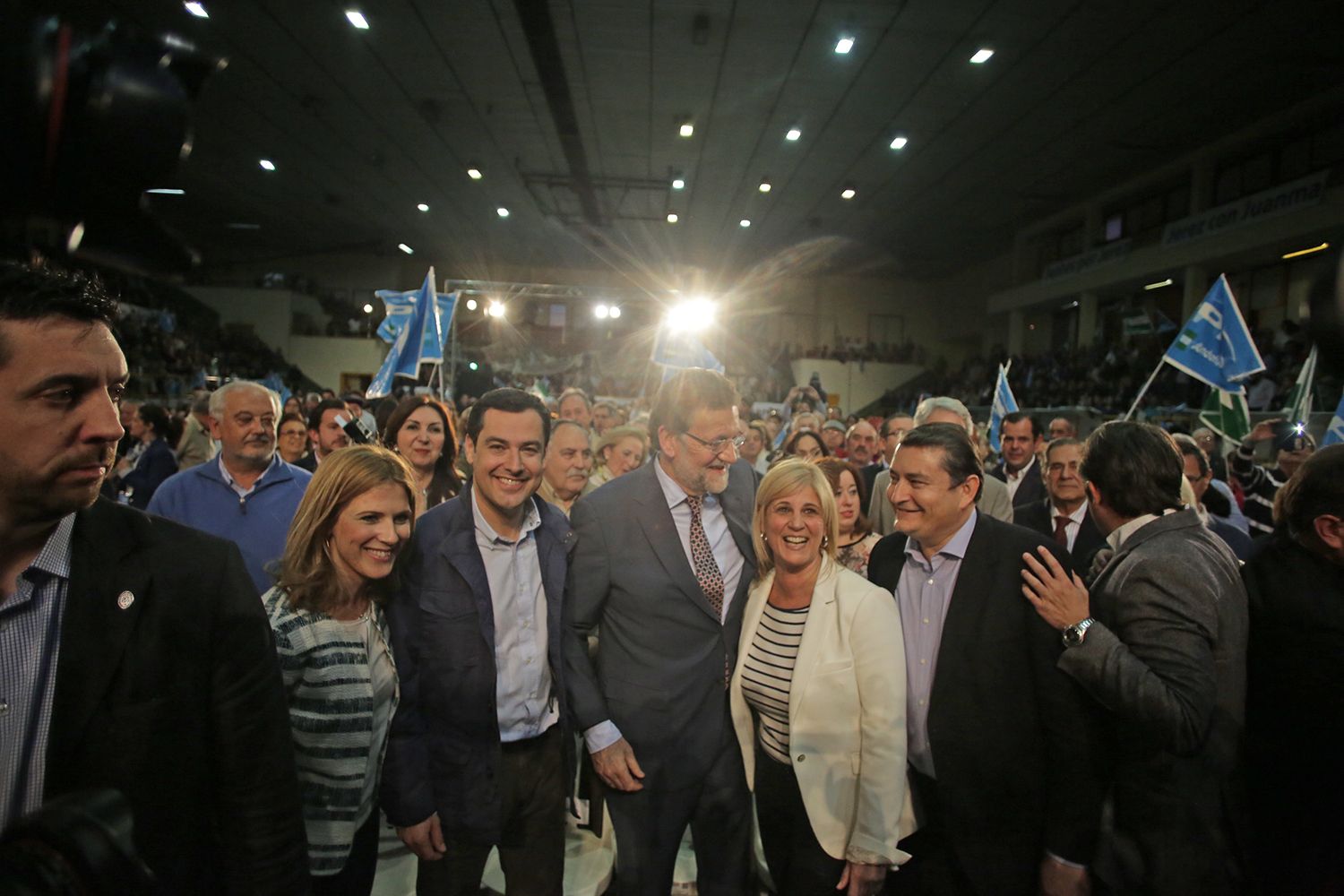 Mariano Rajoy, con cargos del PP, durante un mitin celebrado en 2015 en Jerez. FOTO: JUAN CARLOS TORO.