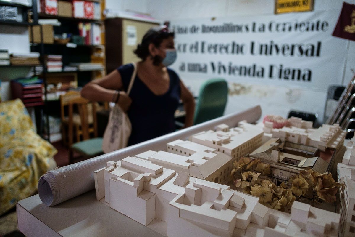 Nora en el taller de italiano frente a una maqueta de la casa del Pumarejo, en Sevilla. Foto: Manu García