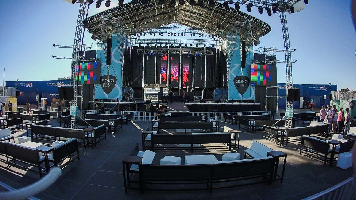 Las mesas se encuentran repartidas en una plataforma frente al escenario. FOTO: MANU GARCÍA