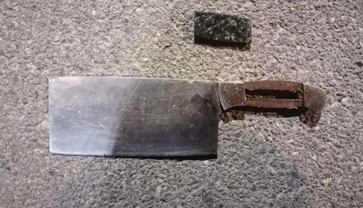 Hacha similar a la que llevaba el hombre en la mano cuando entró en el hospital.