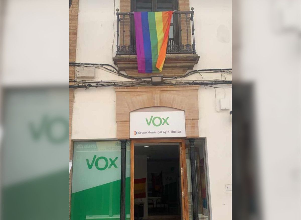 La bandera en el balcón sobre la sede de Vox en Huelva.