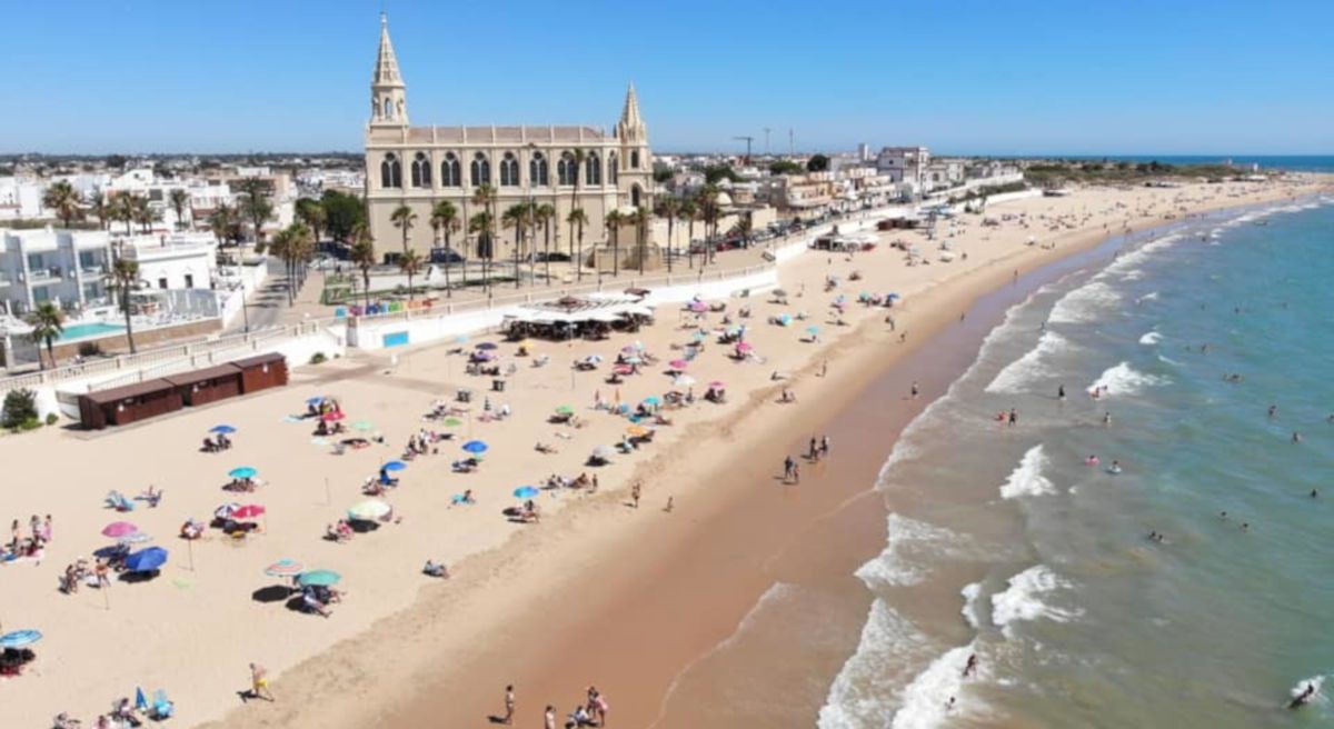 La playa de Chipiona durante la 'nueva normalidad', con áreas parceladas. FOTO: Policía Local Chipiona