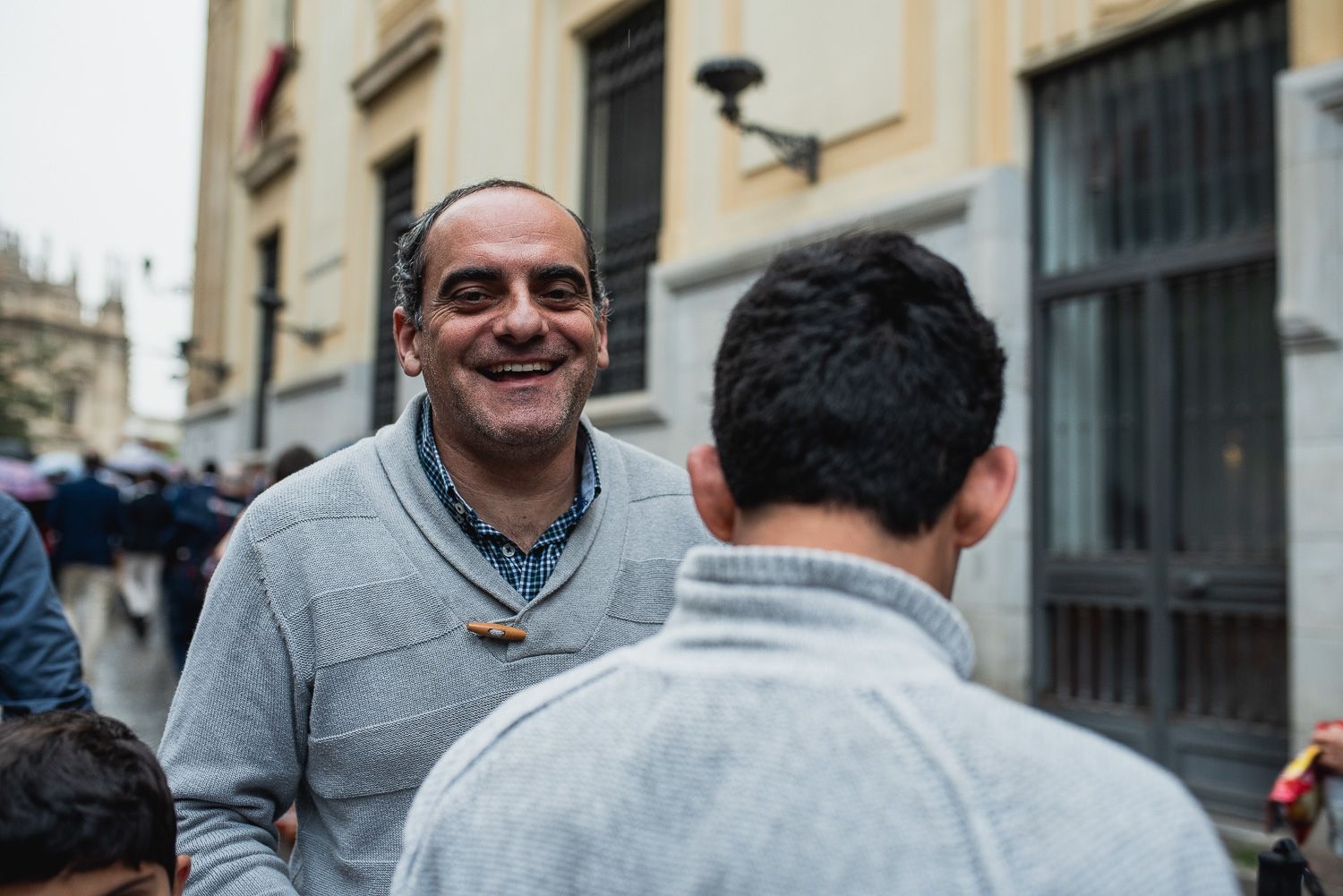 Educador social y menor invidente, por las calles de Sevilla este Domingo de Ramos.