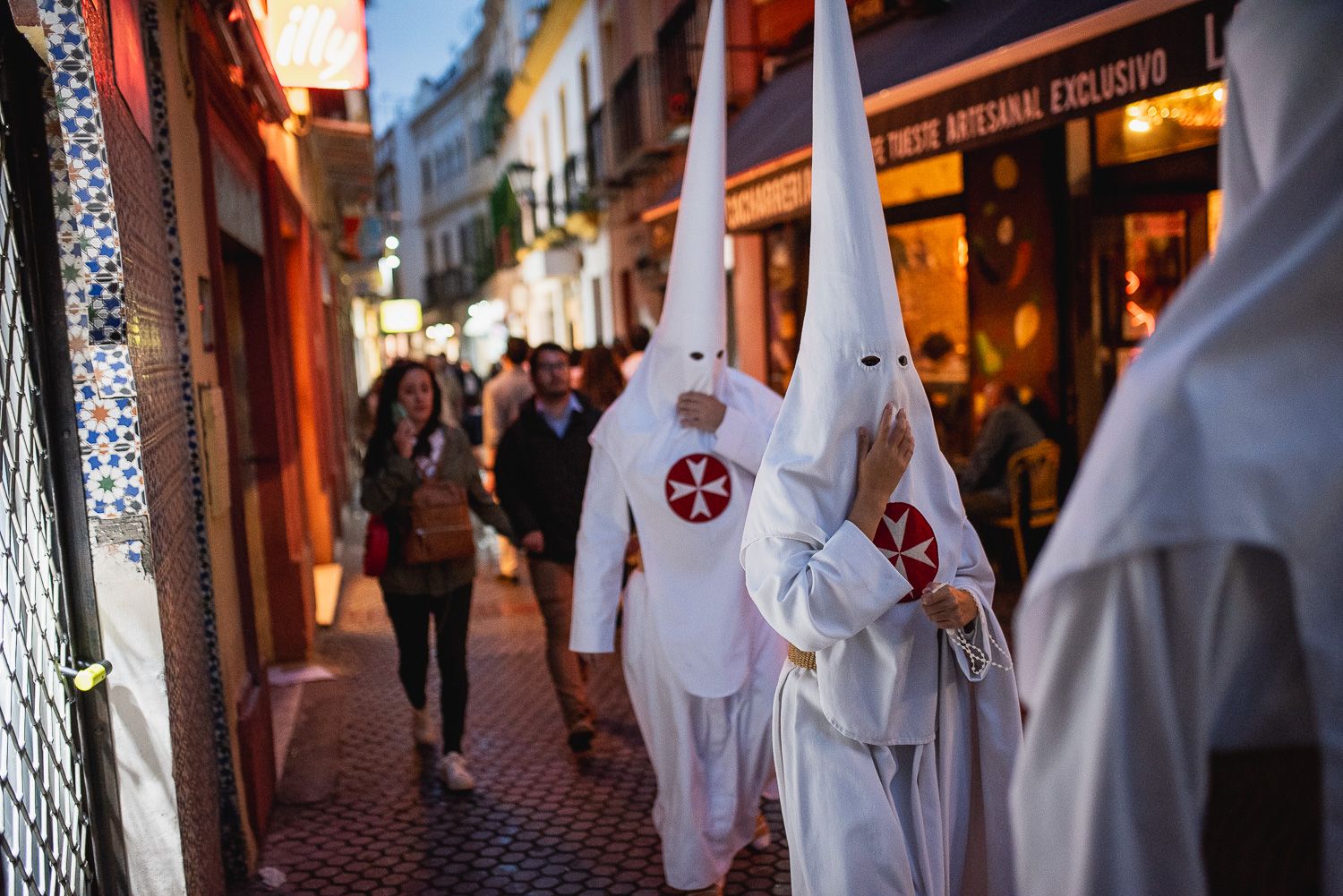 Nazarenos de la Amargura regresando tras suspenderse la salida el Domingo de Ramos. Nazarenos de la Amargura regresando tras suspenderse la salida el Domingo de Ramos.