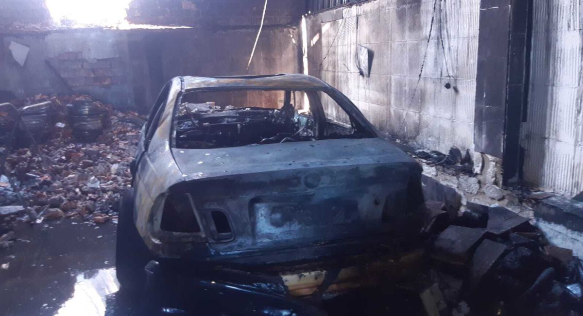 Estado en el que quedó uno de los coches afectados. FOTO: Bomberos 