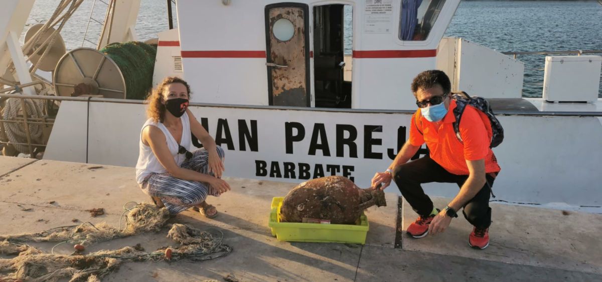 Un momento de la entrega de la pieza. FOTO: Ayto. Barbate