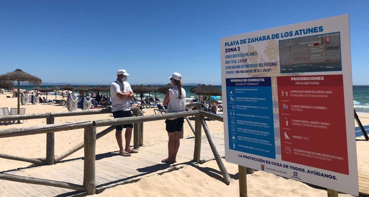 Vigilantes de la Junta en una playa de Barbate. FOTO: Ayto. Barbate