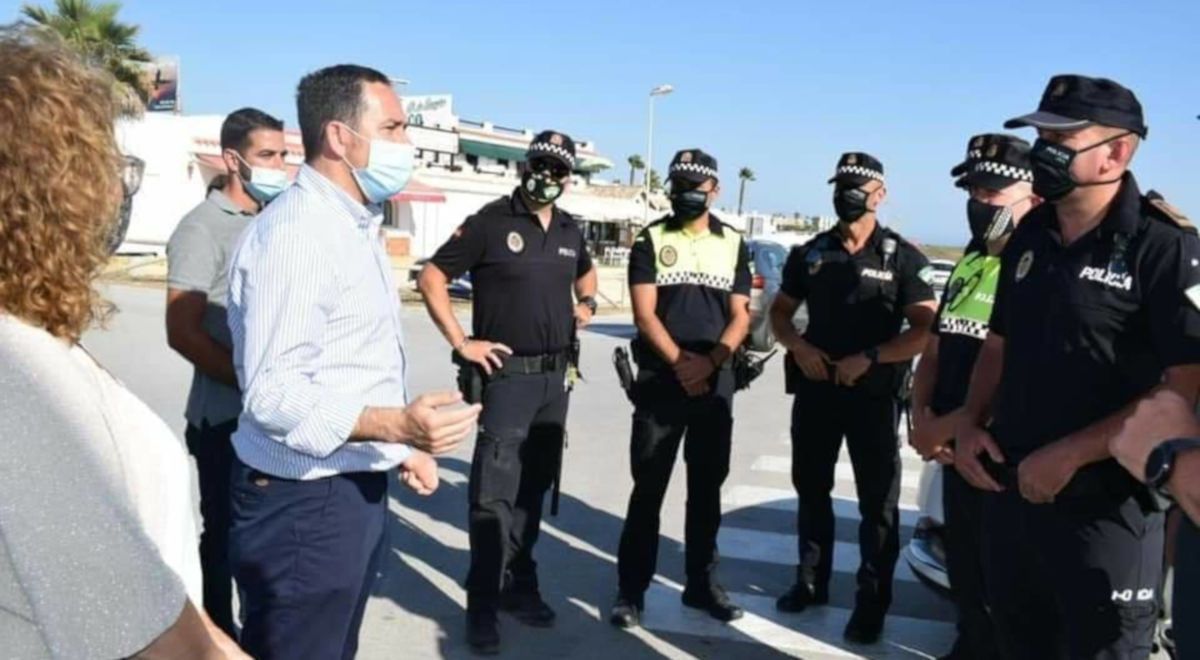 El alcalde de Vejer, Manuel Flor, con varios agentes en las inmediaciones de la playa. FOTO: Ayto. Vejer