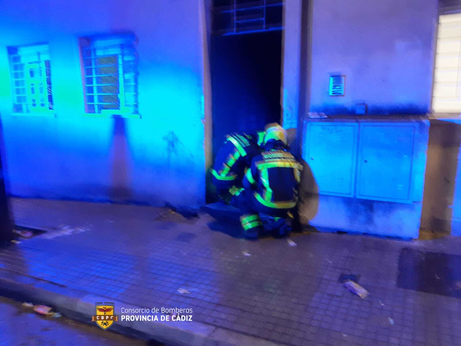 Incendio con afectados leves en la promoción de VPO de Jerez que tiene un 'okupa' en sus zonas comunes.